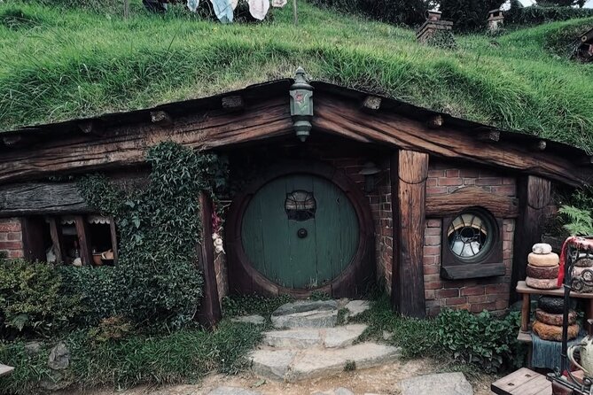 Private Hobbiton Movie Set and Rotorua Day Trip from Auckland - The real appeal: a guide-managed full day (not just transport)
