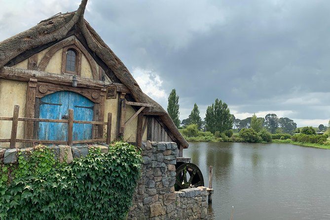 Private Luxury Tour to Hobbiton Movie Set & Waitimo Glowworm Cave - A private Auckland day that mixes movie sets with glowing caves