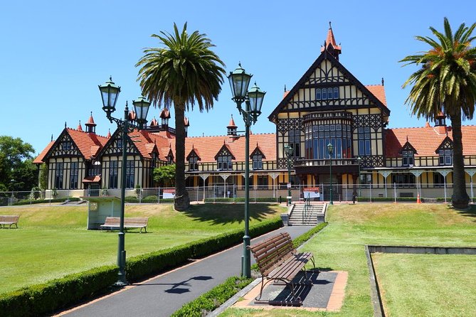 Private Tour From Auckland to Rotorua & Waitomo Glowworm Caves, Small group - Food and small comforts: lunch, snacks, and handling the long day