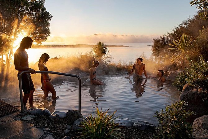 Rotorua Highlights Tour from Auckland with Optional Extras - From 6:30 am in Auckland to the first mini-stops