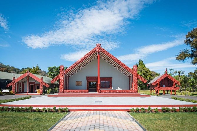 Rotorua Highlights Tour inc. Te Puia Tour, Lunch & Cultural Show - Traditional hangi buffet lunch, plus snacks and water for the long haul