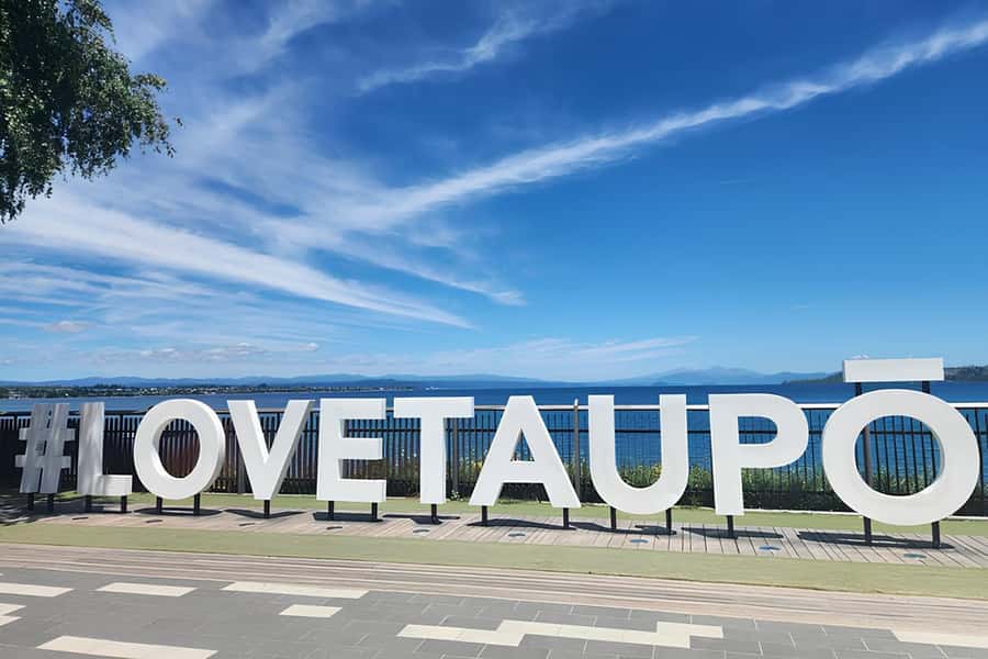Rotorua & Taupo DayTour Waiotapu & Huka Falls from Auckland - Guides make or break a day like this