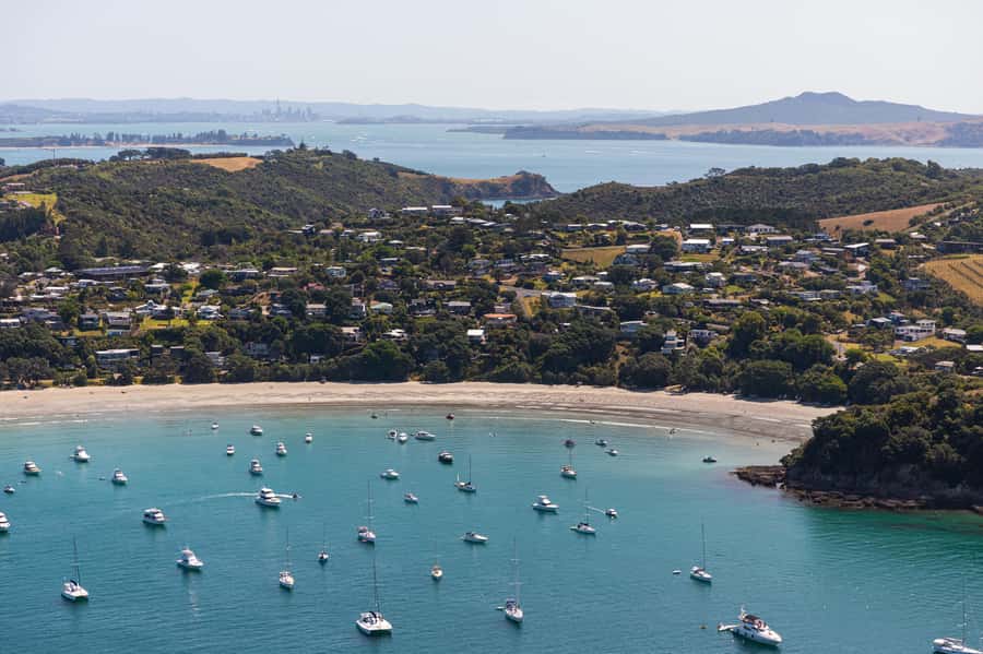 Waiheke Island: Afternoon Wine Tour with Oceanfront Lunch - Wine tastings: three stops, real time, and guided context