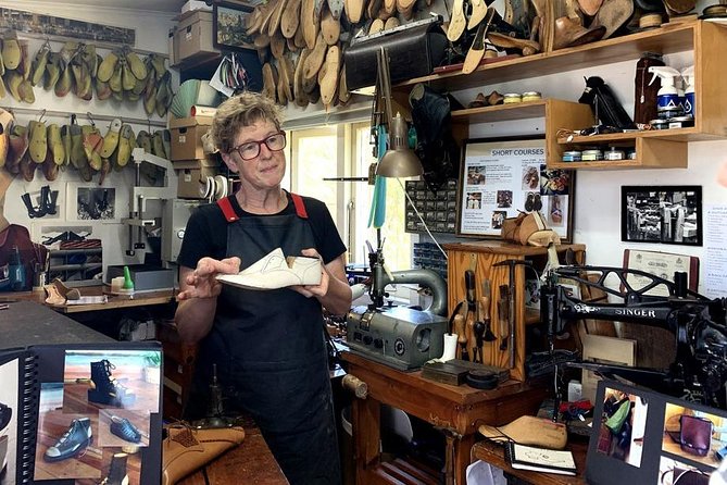 Waiheke Island Private Art Tour - Stop 4: Space Art Gallery in Oneroa with a live artist explanation