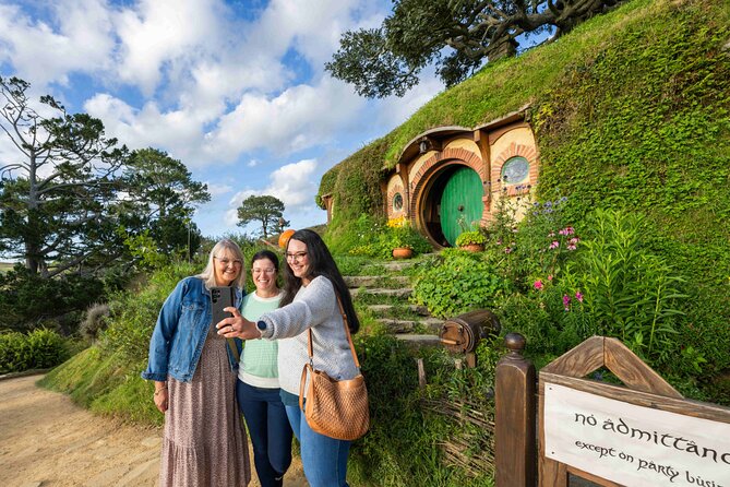 Waitomo Caves & Hobbiton Small Group Tour inc Lunch from Auckland - Otorohanga lunch stop: how to refuel without losing momentum